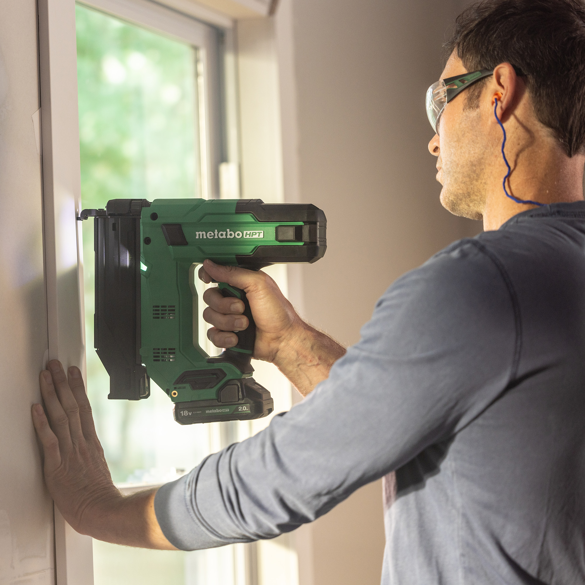 18V MultiVolt™ 18-Gauge Compact Brad Nailer (1 x 2.0Ah) | Metabo