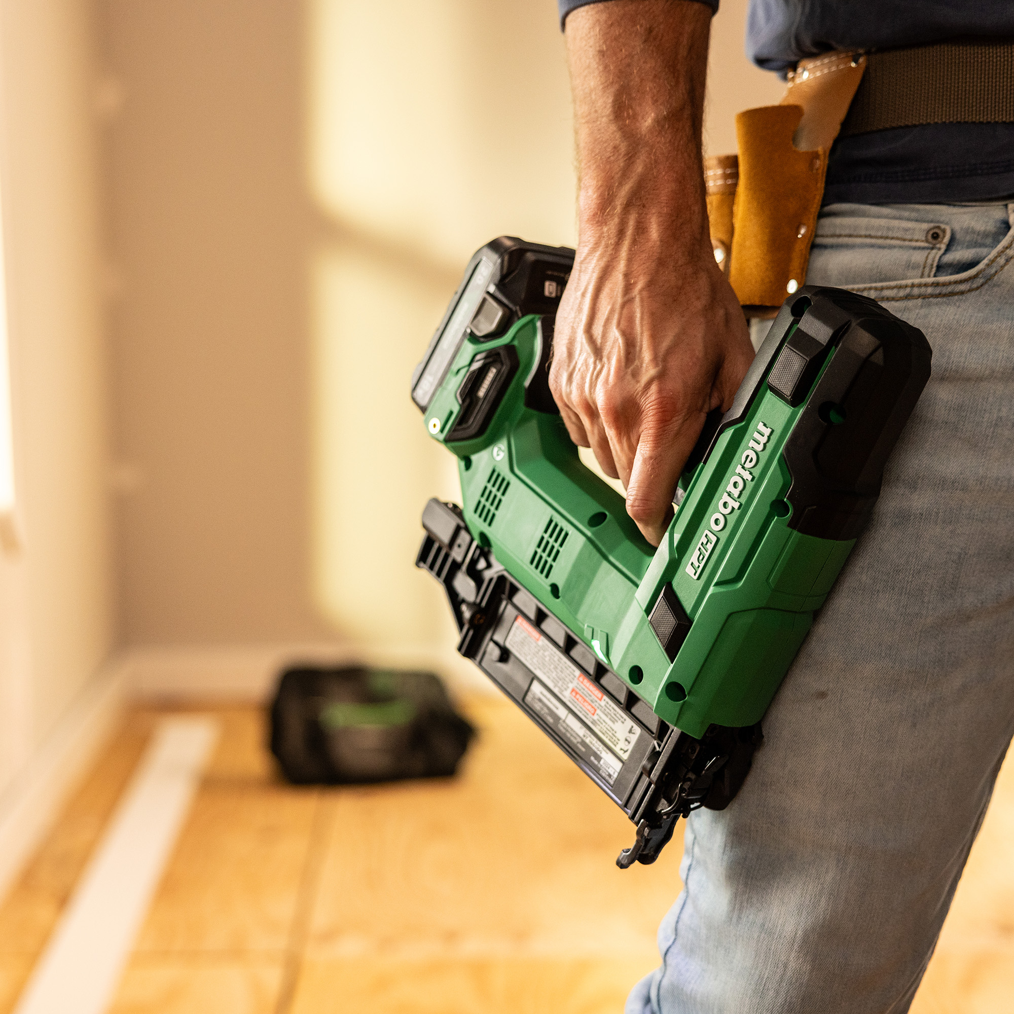 18V MultiVolt™ 18-Gauge Compact Brad Nailer (1 x 2.0Ah) | Metabo