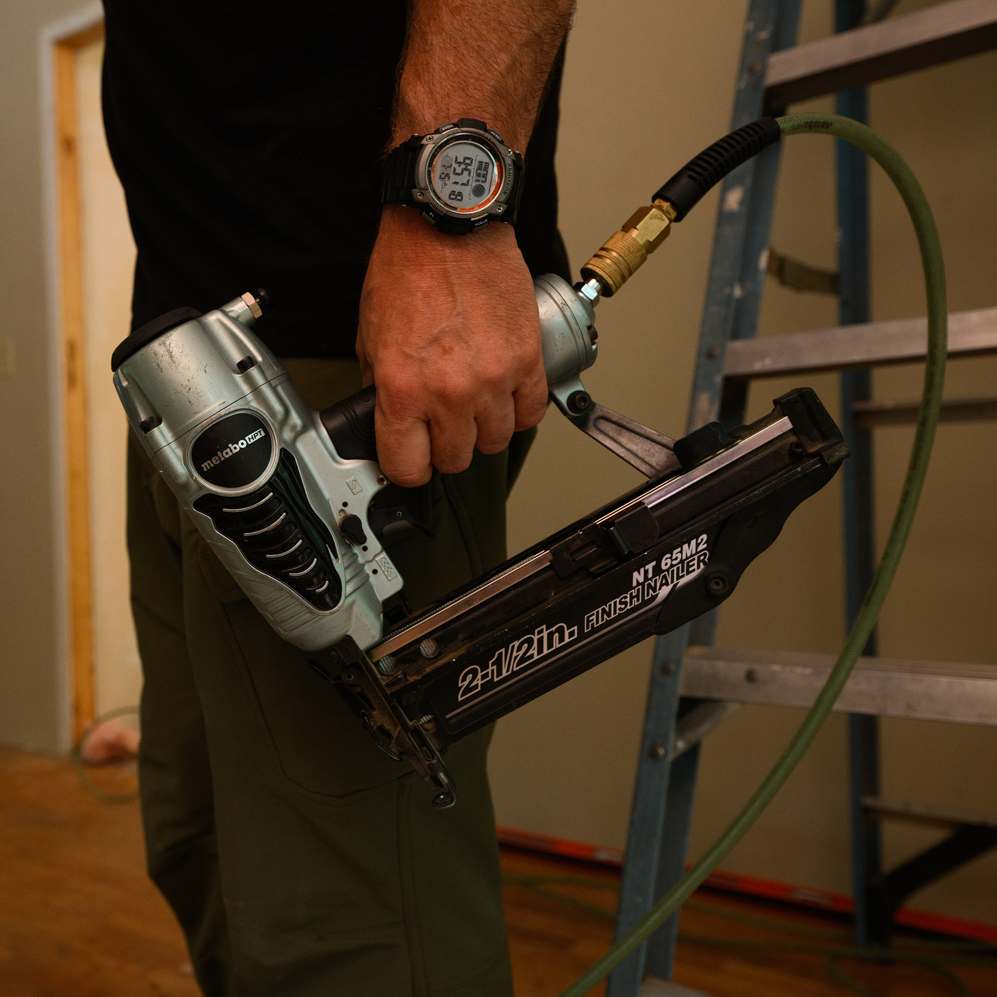 2-1/2 Inch 16 Gauge Finish Nailer with Air Duster | Metabo HPT NT65M2S