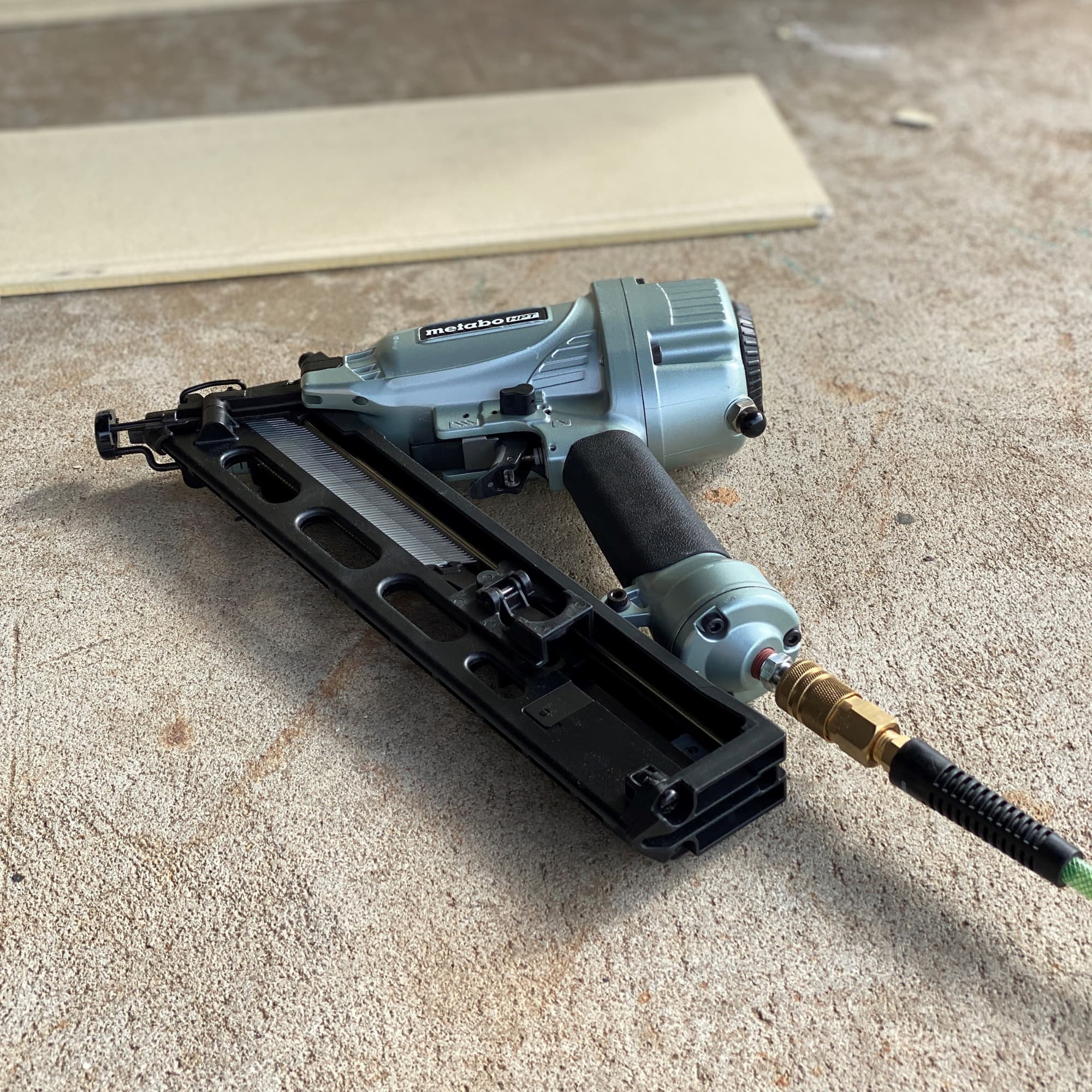 2-1/2 Inch 15 Gauge Angled Finish Nailer with Air Duster | Metabo