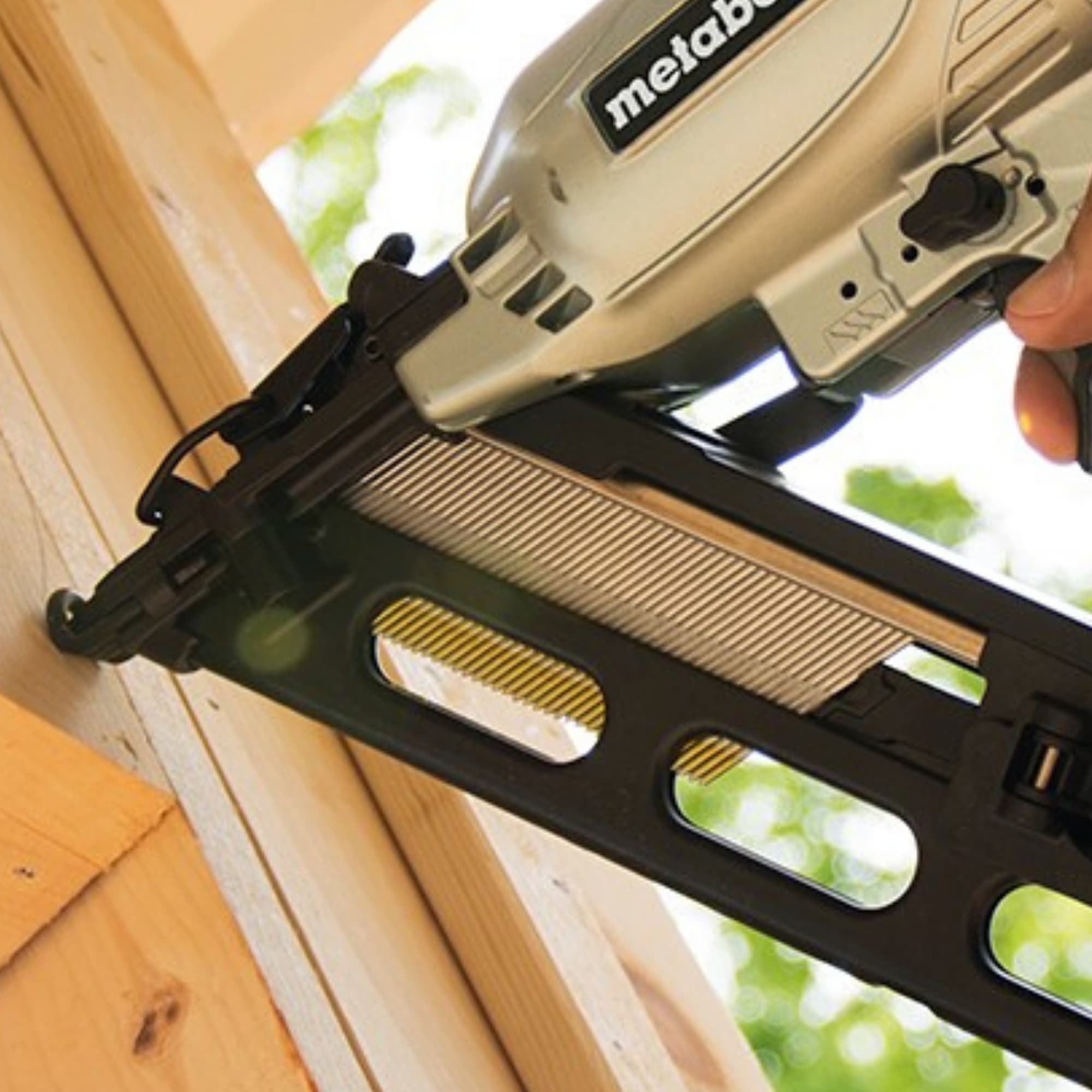 2-1/2 Inch 15 Gauge Angled Finish Nailer with Air Duster | Metabo